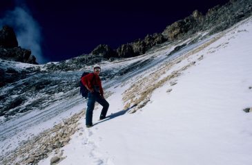 salendo nella parte intermedia del Vallone Munt da l'Ega con 10 cm di neve (6-9-1998)