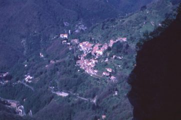 Stazzema, punto di partenza per la salita al Monte Forato (2-5-1999)