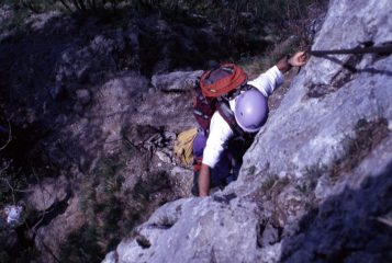 Gianni sale lungo il primo gradone roccioso (2-5-1999)