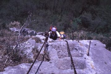 risalendo una bella rampa rocciosa (2-5-1999)