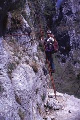 Gianni sulla scala iniziale della via ferrata (2-5-1999)