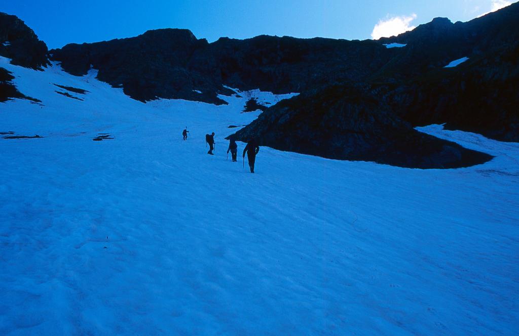 risalendo il primo nevaio in Val Cerviera (13-6-1999)