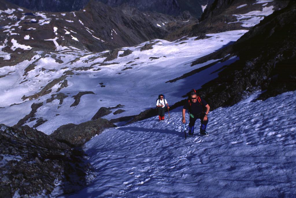 Guido e Franco verso il tratto finale del pendio nevoso (13-6-1999)