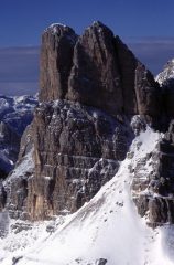 la bella guglia rocciosa del Monte Averau, vista dal Nuvolau (1-1-2000)