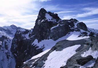 la cima principale della Rocca Bianca osservata dalla cima NE (6-2-2000)