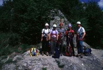 foto di gruppo alla Foce di Petrosciana, punto di partenza della via ferrata Salvatori (15-5-2000)