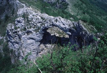 il grande arco di pietra del Monte Forato (15-5-2000)