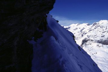 salendo sotto il filo di cresta su un esposto pendio nevoso (8-10-2000)