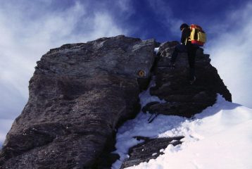 Filippo supera un gradino roccioso della cresta Sud della Testa Grigia (8-10-2000)