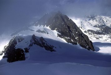 tra le nuvole appare il Petit Mont Collon (29-10-2000)