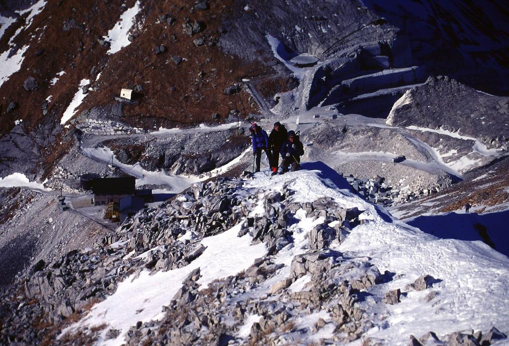 salendo lungo la parte iniziale della cresta NO dellaTambura (21-1-2001)