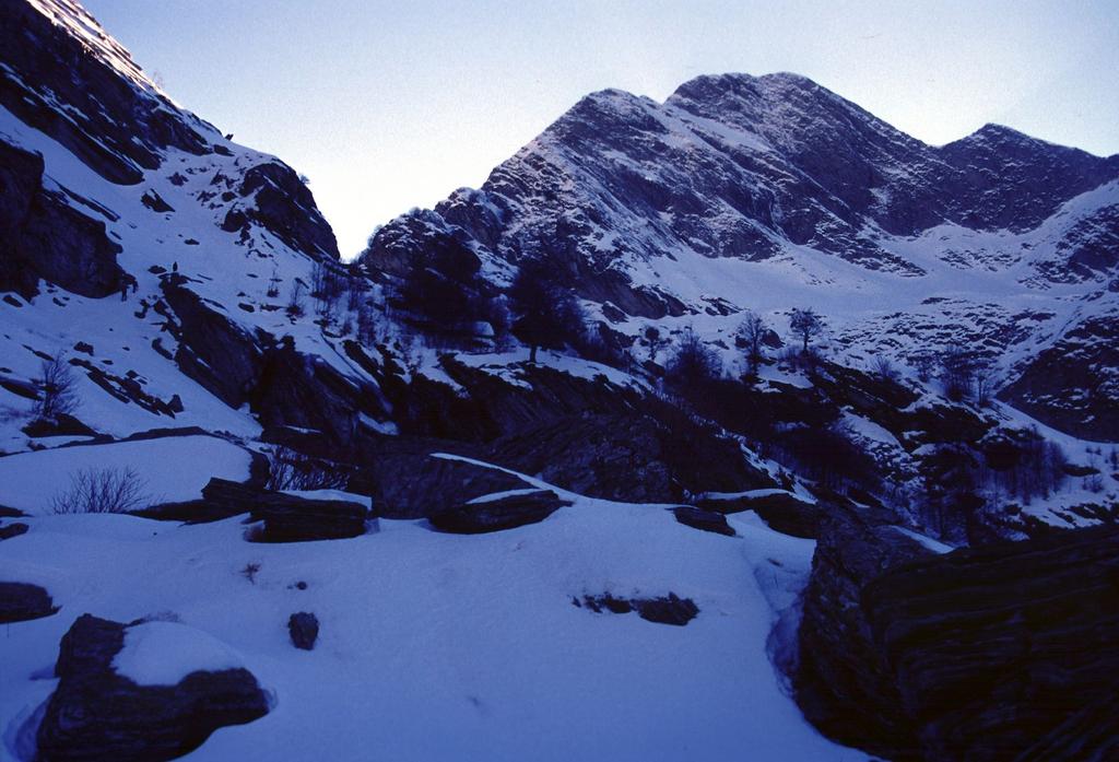 salendo verso la Foce di Cardeto, con il Monte Cavallo sulla destra (21-1-2001)