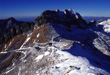 salendo lungo la cresta NO della Tambura, con il Monte Cavallo sullo sfondo (21-1-2001)
