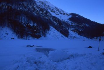 il Lago Santo Modenese ancora completamente ghiacciato (11-2-2001)