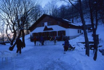 il Rifugio Vittoria al Lago Santo, punto di partenza per la salita al Monte Giovo (11-2-2001)