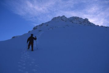 Gianni in discesa nella parte alta della cresta NO del Monte Giovo (11-2-2001)