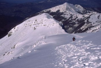 Gianni in discesa nella parte bassa della cresta, verso il Passo della Boccaia (11-2-2001)