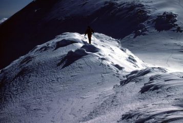 Gianni impegnato in un saliscendi nella parte alta della cresta (11-2-2001)