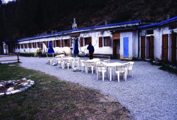 il Rifugio Campo Base di Chiappera, il nostro punto d'appoggio per la salita alla Rocca Bianca (21-4-2001)