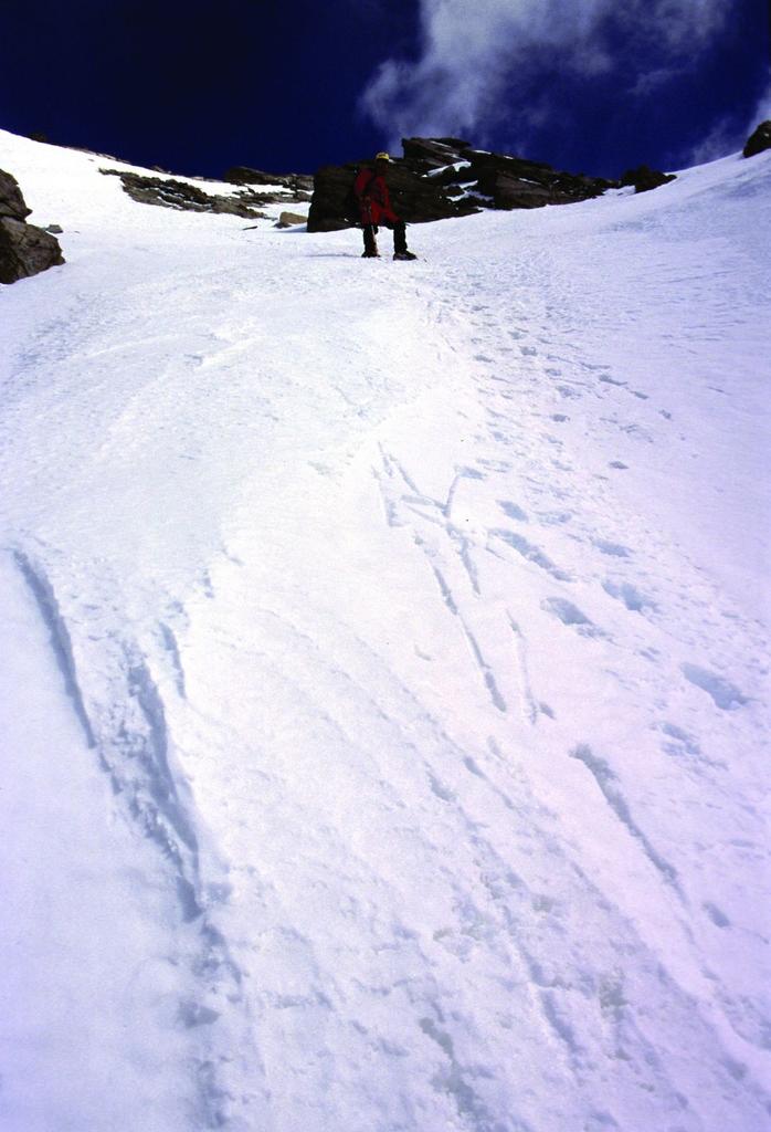 Gianni sale nel primo canale del versante OSO della Rocca Bianca (22-4-2001)