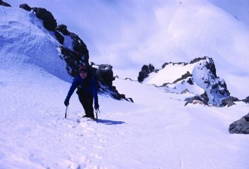 Stelvio sale nel secondo canale del versante OSO della Rocca Bianca (22-4-2001)
