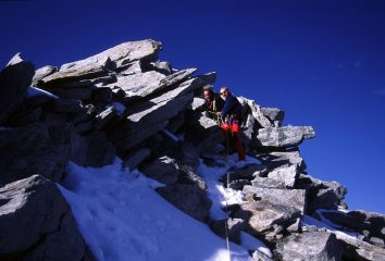 Gianfranco e Alberto in discesa lungo la parte alta della cresta Sud (14-10-2001)