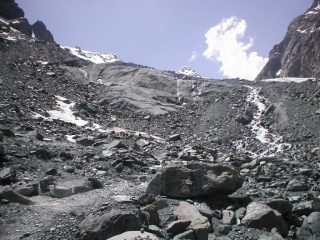 alpinisti,un puntino in un mare di rocce
