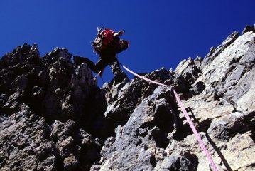 Gianfranco esce dal camino verticale e arriva alla sosta con spit e catena (24-6-2002)