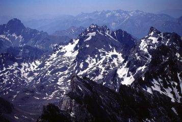 panorami dalla cima : Monte Sautron e Rocca Blancia (da sinistra a destra) (24-6-2002)
