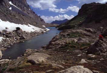 il Lac Long lungo il sentiero che porta verso il Colle Gippiera (23-6-2002)