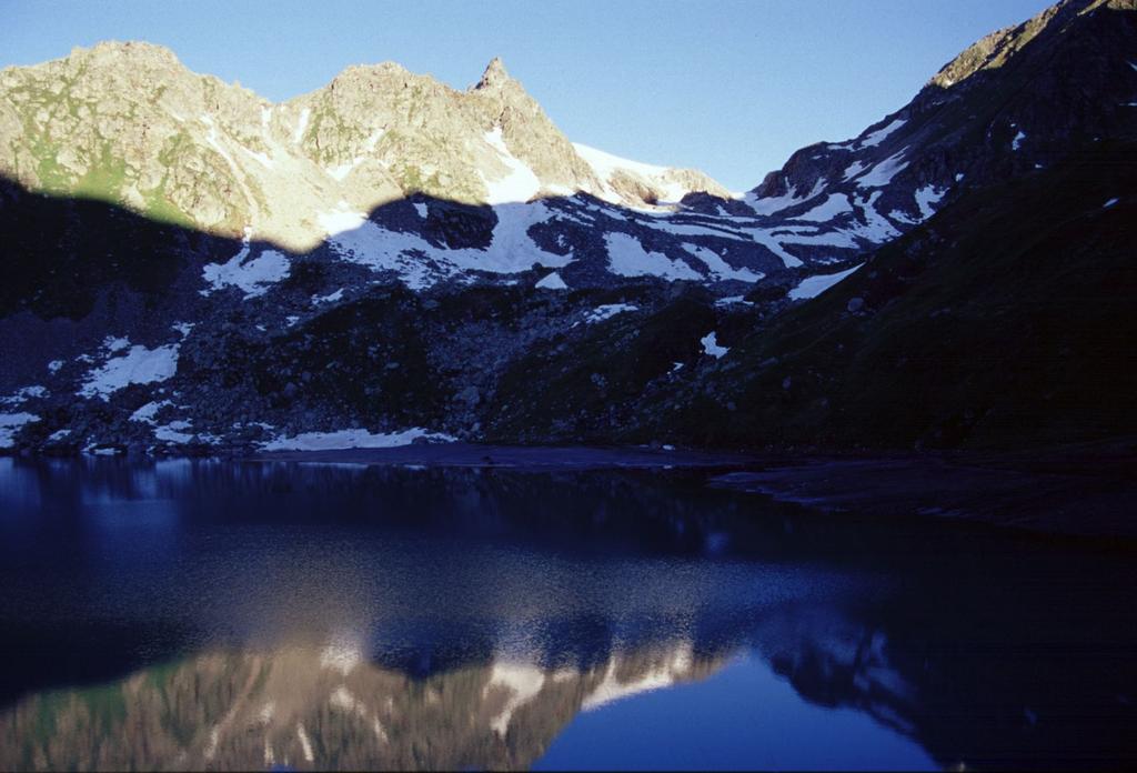 il Lago di Obersel e la parte alta del vallone che porta al Passo del Vannino (7-7-2002)
