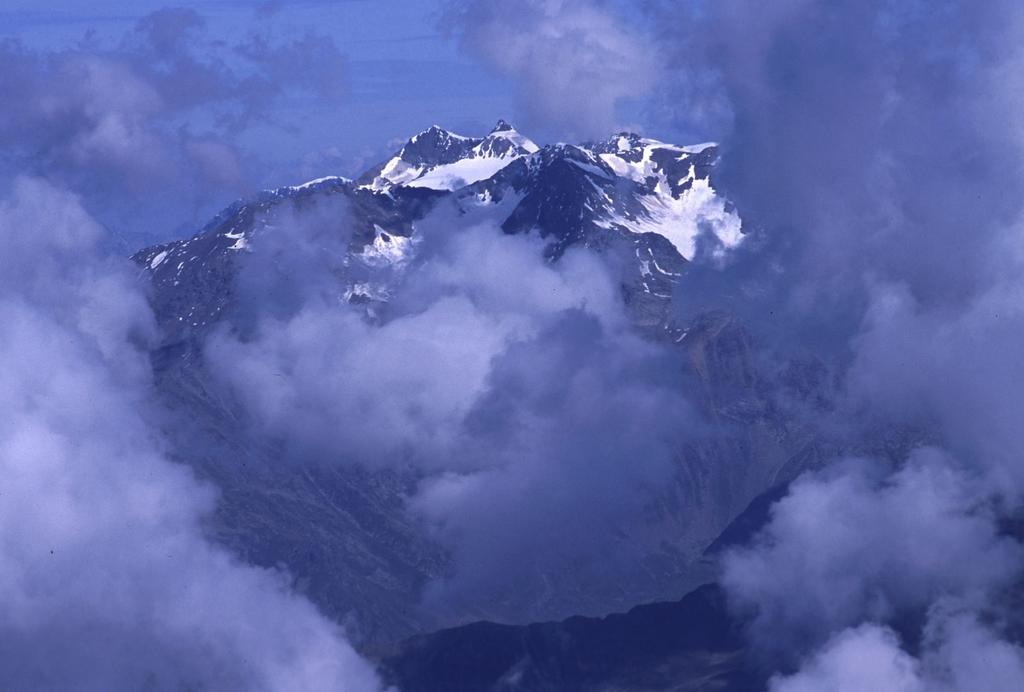 panorami dalla cima : Pizzo Tresero tra le nuvole (19-8-2002)