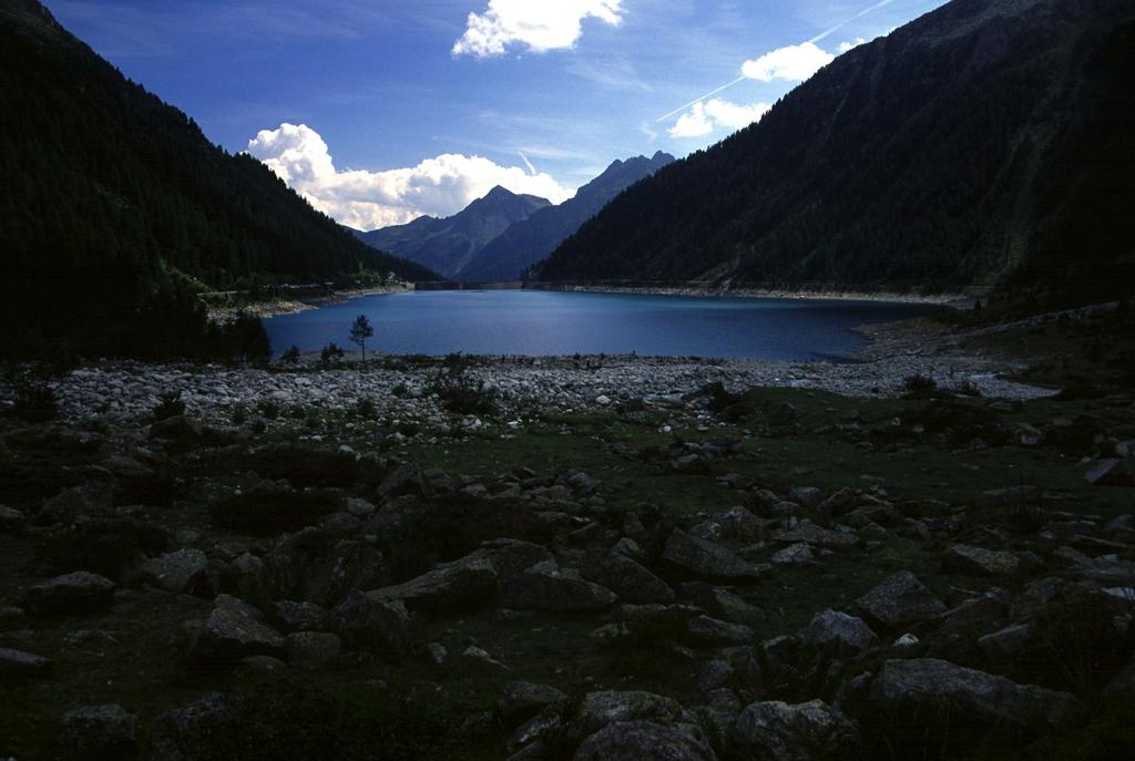 altra bella immagine del Lago di Neves dal sentiero che sale al Rifugio Ponte di Ghiaccio (22-8-2002)