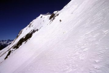 Gianni sul ripido pendio del versante SE della Cima di Pertega (12-1-2003)