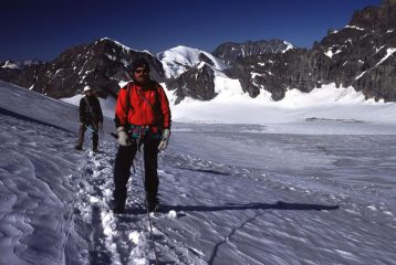 Luigi e Davide sul ghiacciaio verso il Col de Valpelline (6-7-2003)
