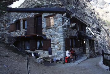 arrivati al Rifugio Aosta (5-7-2003)