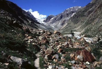 la morena della parte alta del vallone di salita al Rifugio Aosta (5-7-2003)