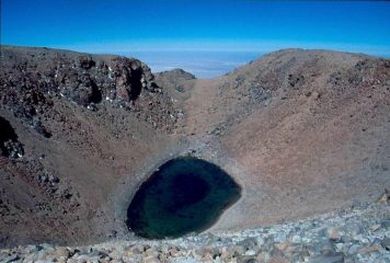 Il laghetto nel cratere di vetta