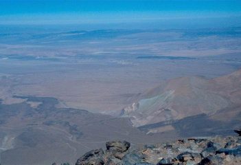 La scura macchia dell' oasi di S. Pedro nel deserto di Atacama