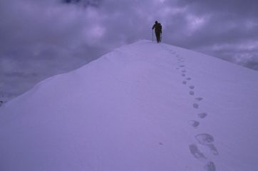salendo lungo la cresta sommitale della Cima delle Manse (18-4-2004)