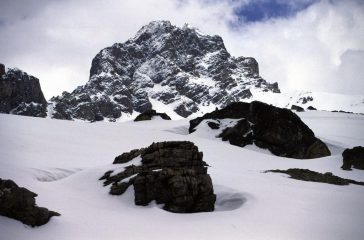 una bella visuale sul Monte Oronaye dal vallone omonimo (18-4-2004)