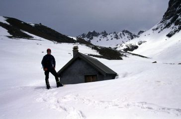 Stelvio nei pressi di un piccolo ricovero a quota 2200 m. nel Vallone Oronaye (18-4-2004)