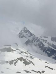 L'Aiguille des Glaciers fa capolino tra le nubi.