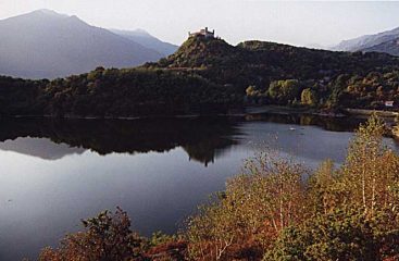 Il lago Pistono e il castello di Montalto Dora