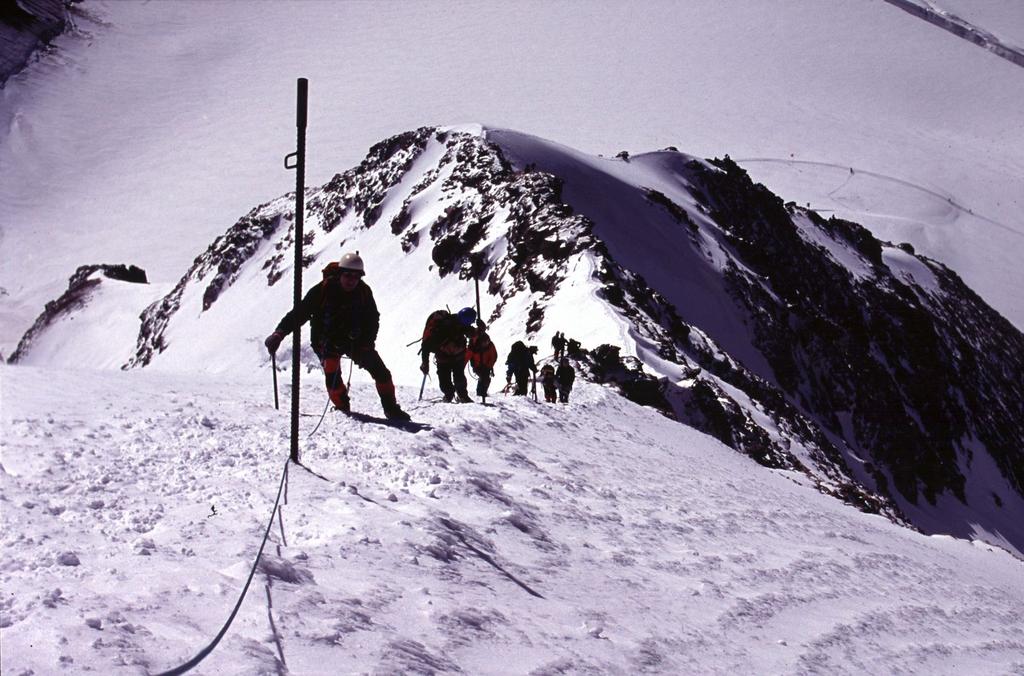 la ripida rampa nevosa che porta all'anticima del Monch (22-8-2004)