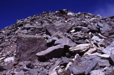 salendo l'ampio crestone, poco sopra il Passo Martelli (5-9-2004)