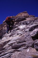 Luigi sul salto roccioso che precede la cima (5-9-2004)