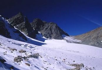 Il ghiacciaio dell'Agnel, con visibili alcuni grossi crepacci, e sullo sfondo il Piz d'Agnel con sulla destra