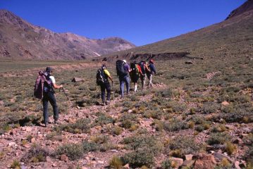 il gruppo sale nel vallone verso Casa de Piedra, il secondo campo (8-1-2005)