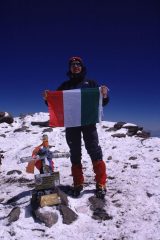 Stelvio e bandiera italiana in vetta all'Aconcagua (19-1-2005)